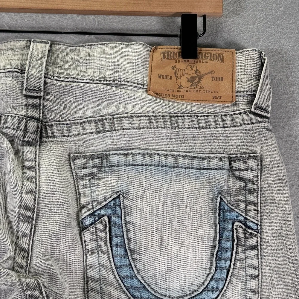 True Religion Men's Slim Fit Moto Run Stitch Jeans Size 34x35 Light Gray Wash‎